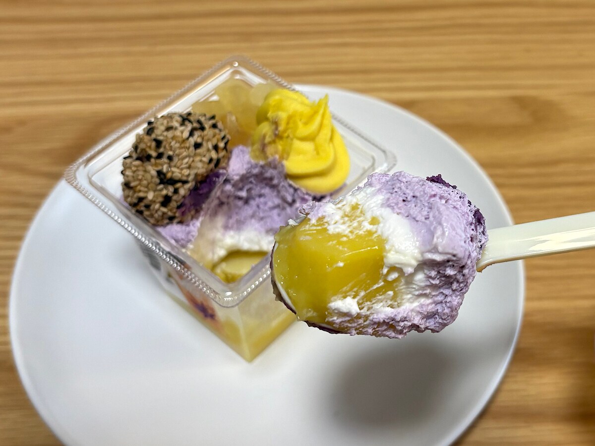 どこを食べてもお芋の濃厚な味わい。お芋を存分に堪能できる、やわらかなパフェです。