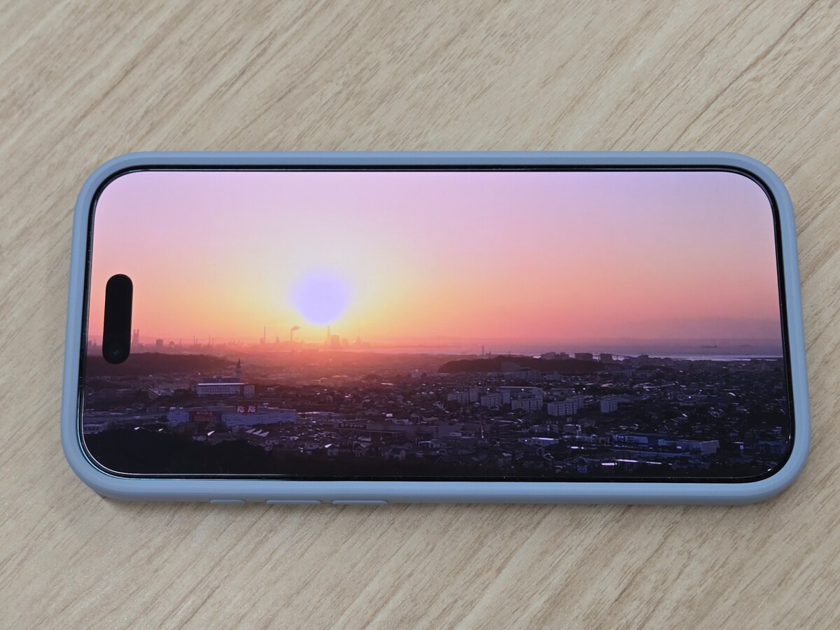 YouTube動画を再生する様子（iPhone Airバンパーを装着）
