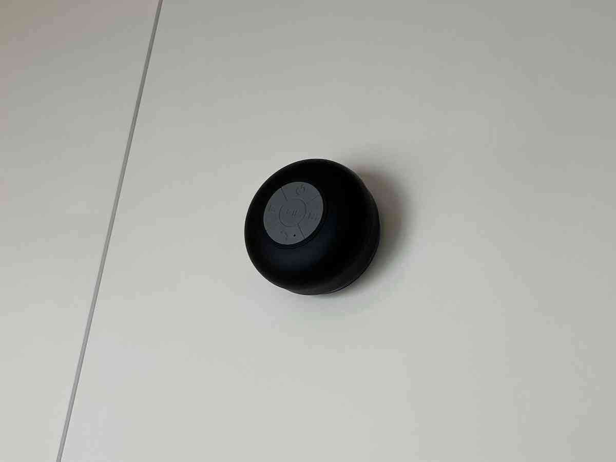 キャンドゥの「防滴ワイヤレススピーカー」はお風呂の壁につけられる