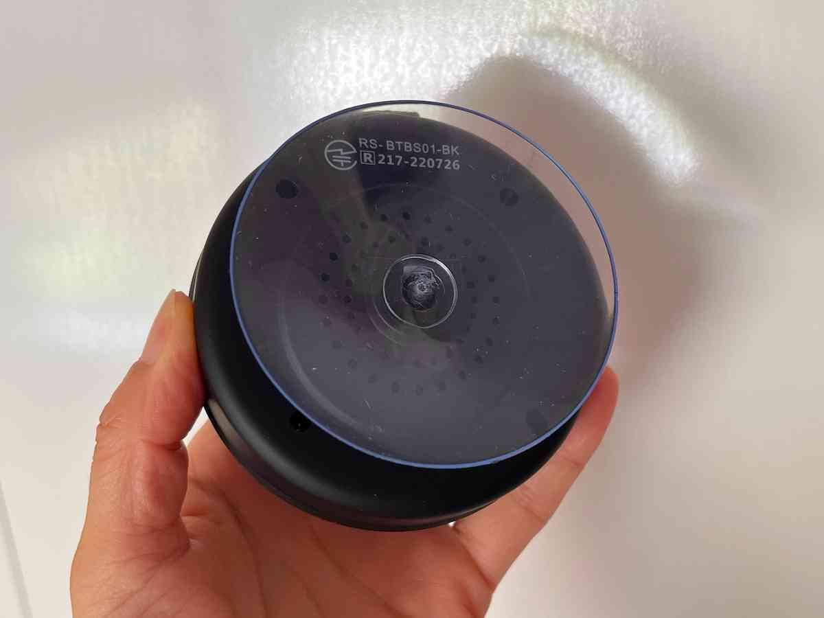 キャンドゥの「防滴ワイヤレススピーカー」は吸盤つき