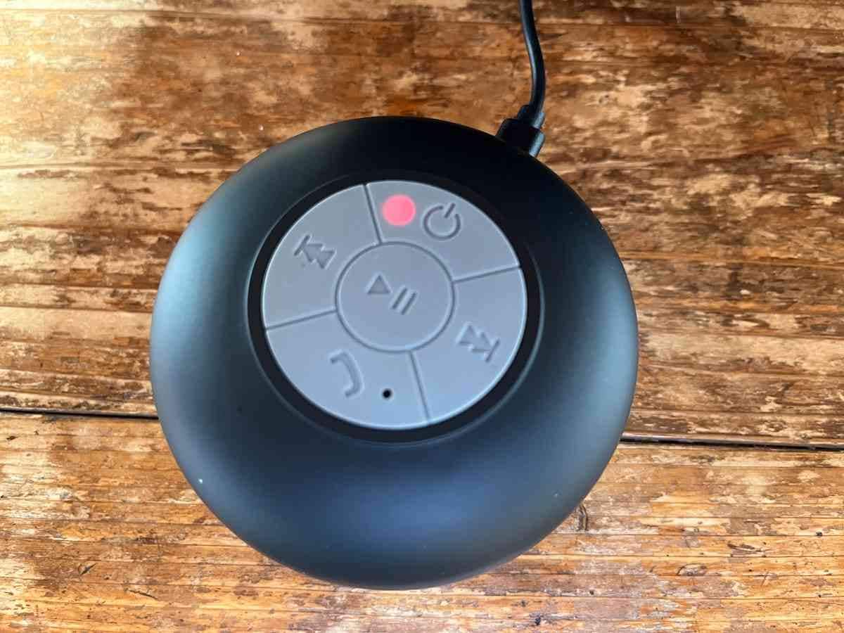 キャンドゥの「防滴ワイヤレススピーカー」の充電中は、赤いライトが点灯する