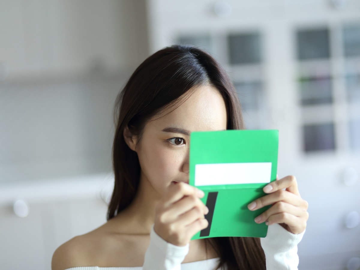 通帳を見てため息…。それは「お金に嫌われるサイン」かも？※画像：amanaimages