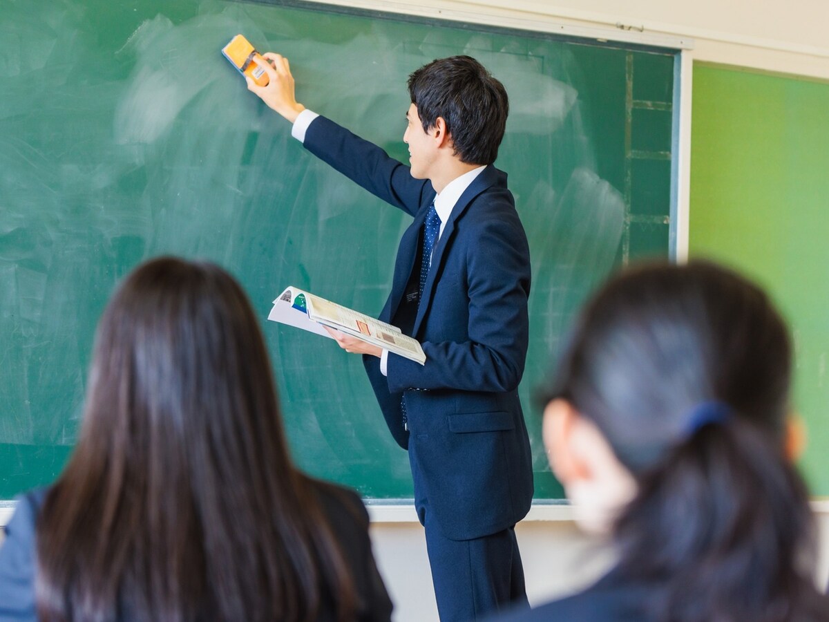 教員を志す若者は減り、ハラスメントにおびえ指導しない上司が増えているような今、改めて「教える」ことのメリットを考えたい ※画像：PIXTA