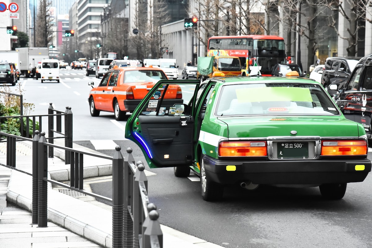 自動で開くタクシーのドアは、インバウンド外国人が初めて日本へ来て必ずビックリするものの一つ