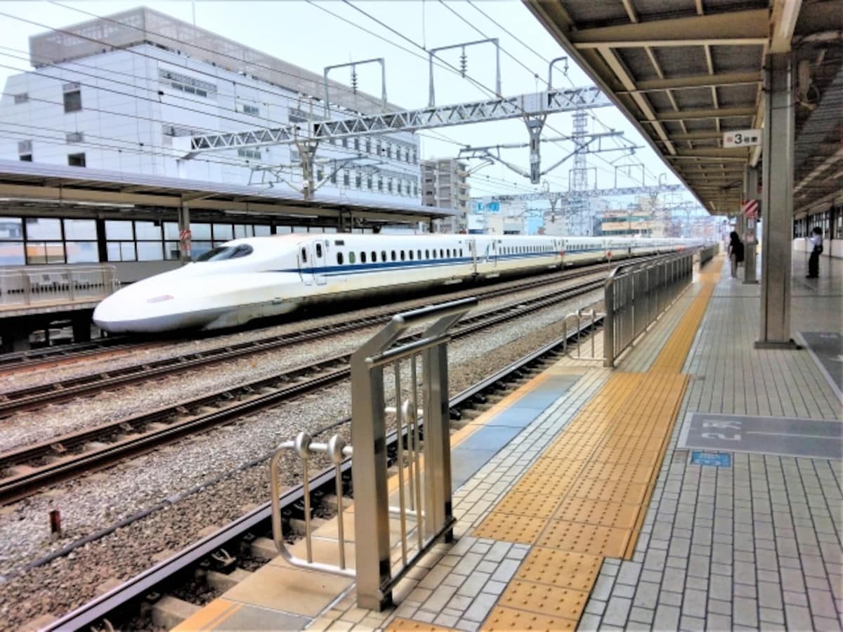 日本ではあらゆる場所に設置されている「点字ブロック」。目の不自由な方々の羅針盤です