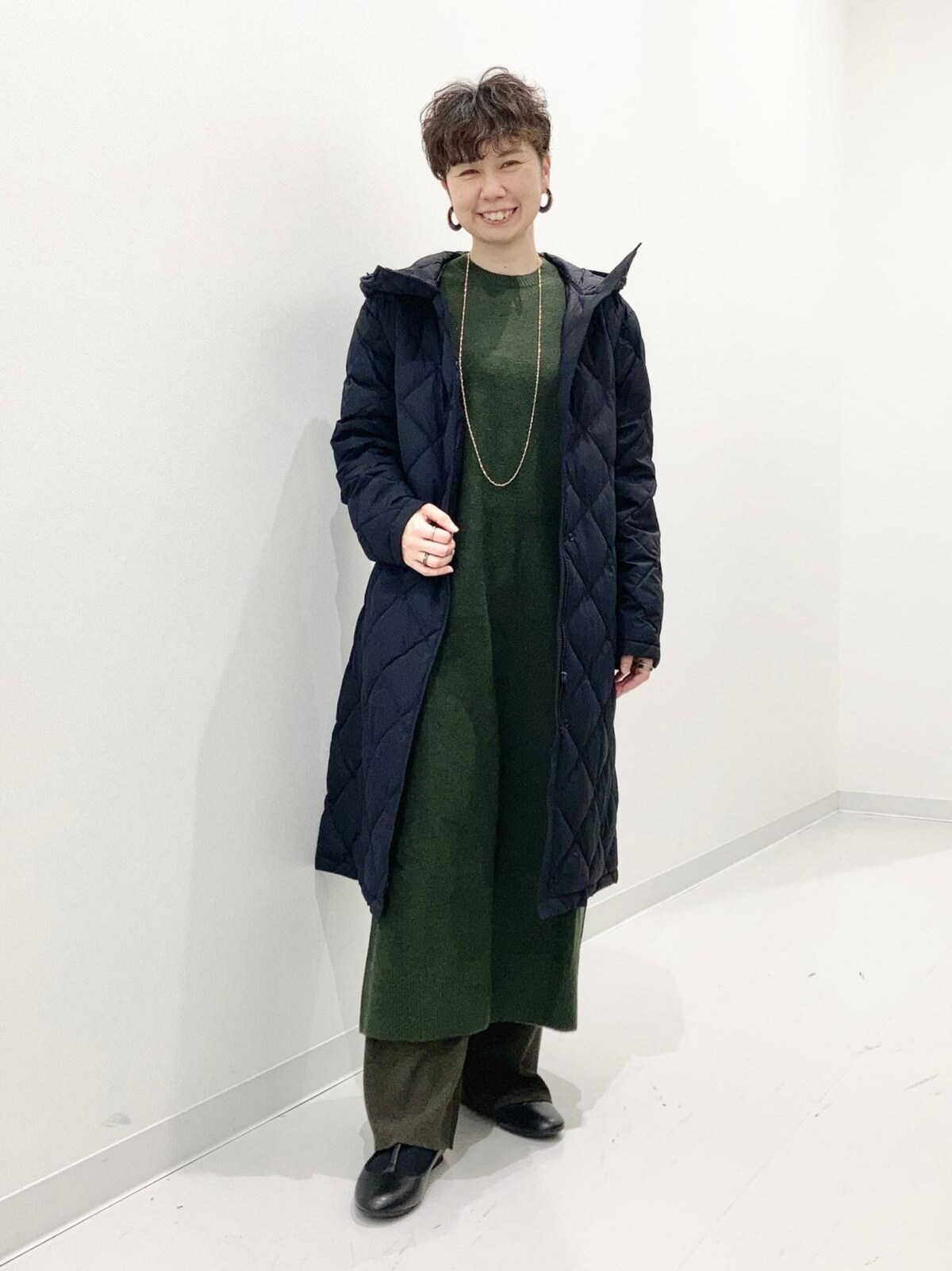 パンツをレイヤードした着こなしもおすすめです　出典：StyleHint