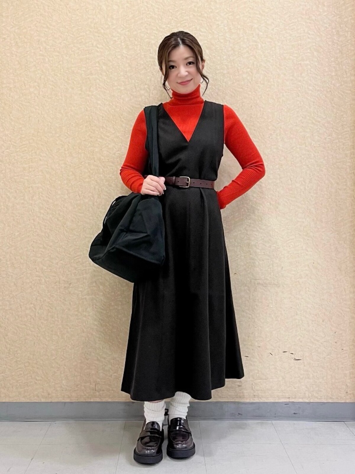 ベルトを巻いてより女性らしいシルエットに　 出典：StyleHint ​​​​​​​