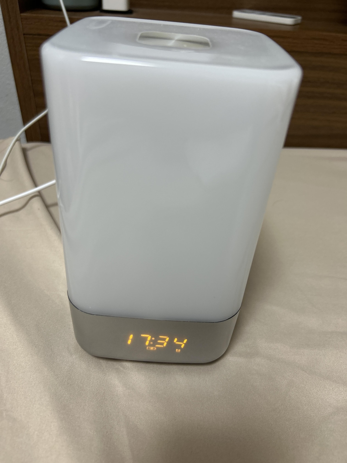UENO-monoの「ASASUN 光目覚まし時計」はタイプCで充電可能