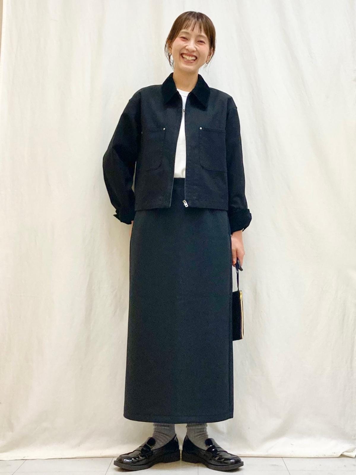 ショート丈はロングスカートやワイドパンツとバランスが取りやすいのも◎　出典：StyleHint