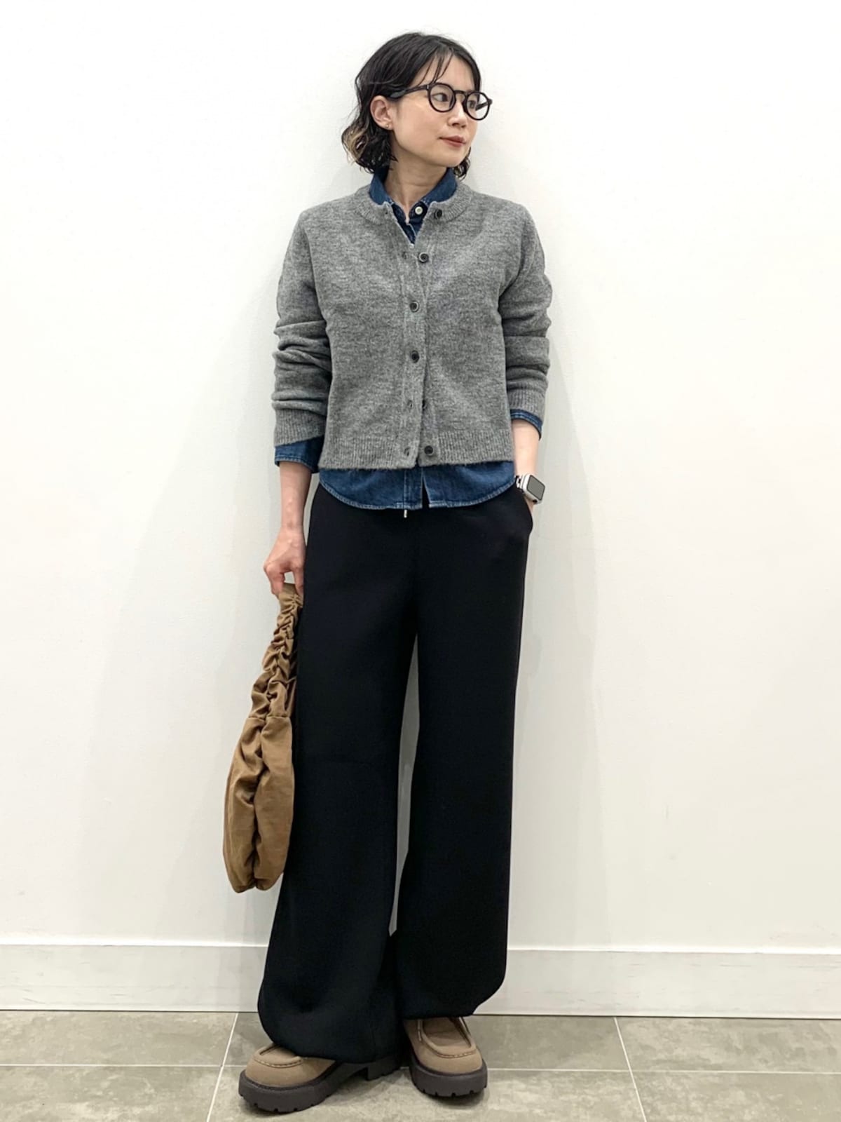 カジュアルなデザインもモノトーン系でまとめて大人っぽく　出典：StyleHint
