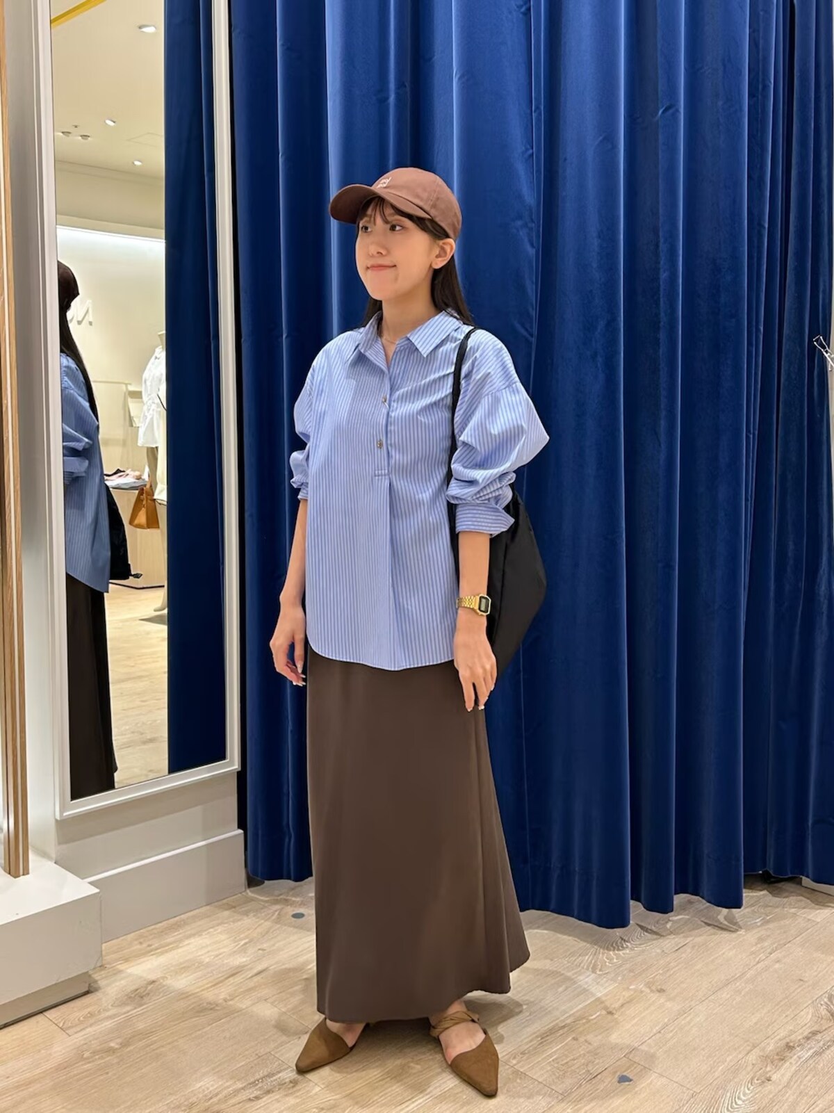 細身のシルエットと光沢感できれい見えするサテンスカートを取り入れて　出典：WEAR