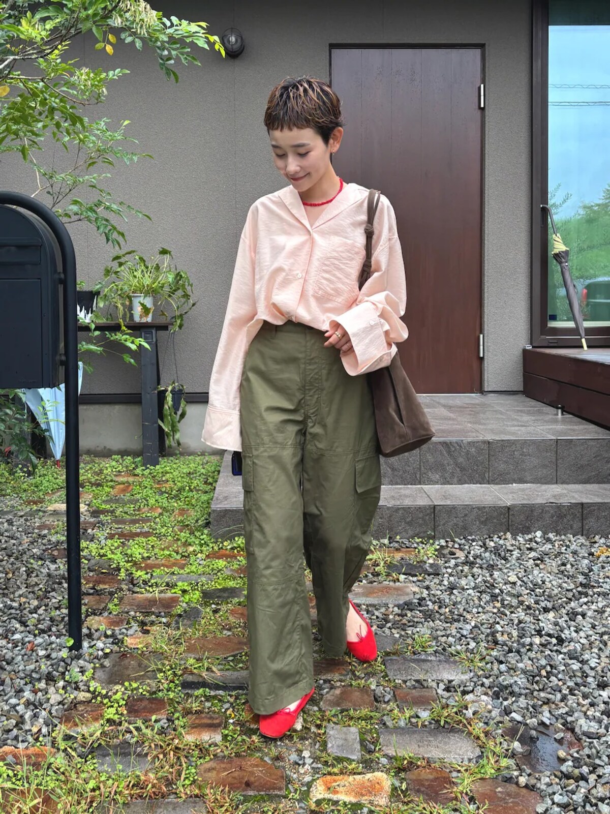 赤のバレエシューズで足もとに差し色を　出典：WEAR