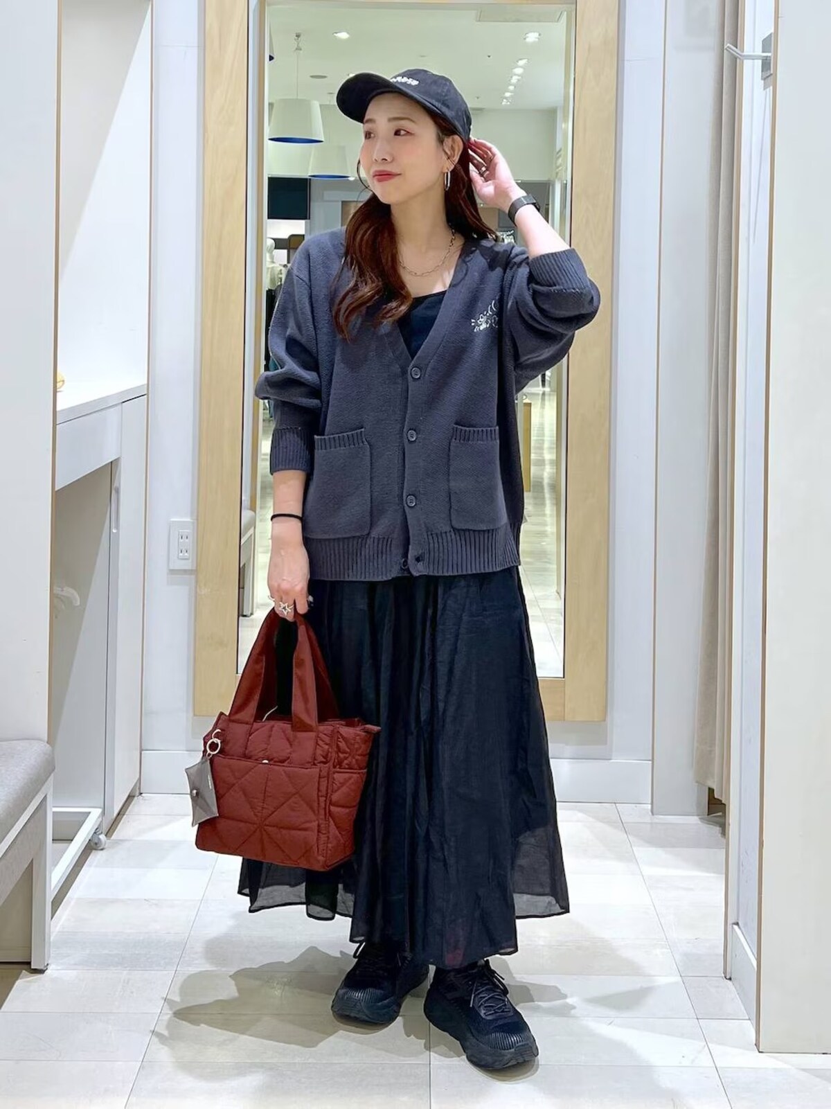 気分の上がるふんわりスカートをスニーカーで引き締めて　出典：WEAR
