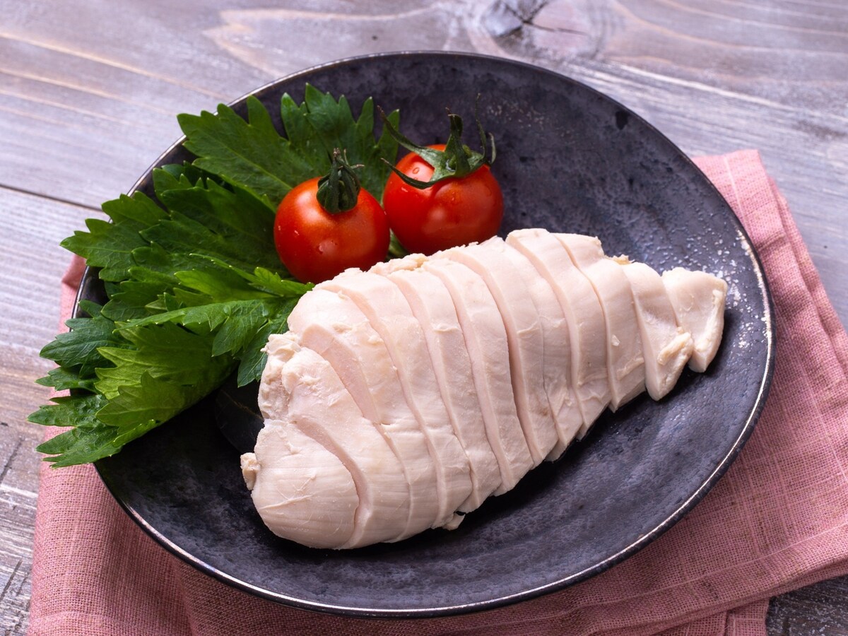 食費を1円でも節約しようと比較的安価な“鶏むね肉”メインの食事に切り替えたら……思わぬ結果に ※画像：PIXTA