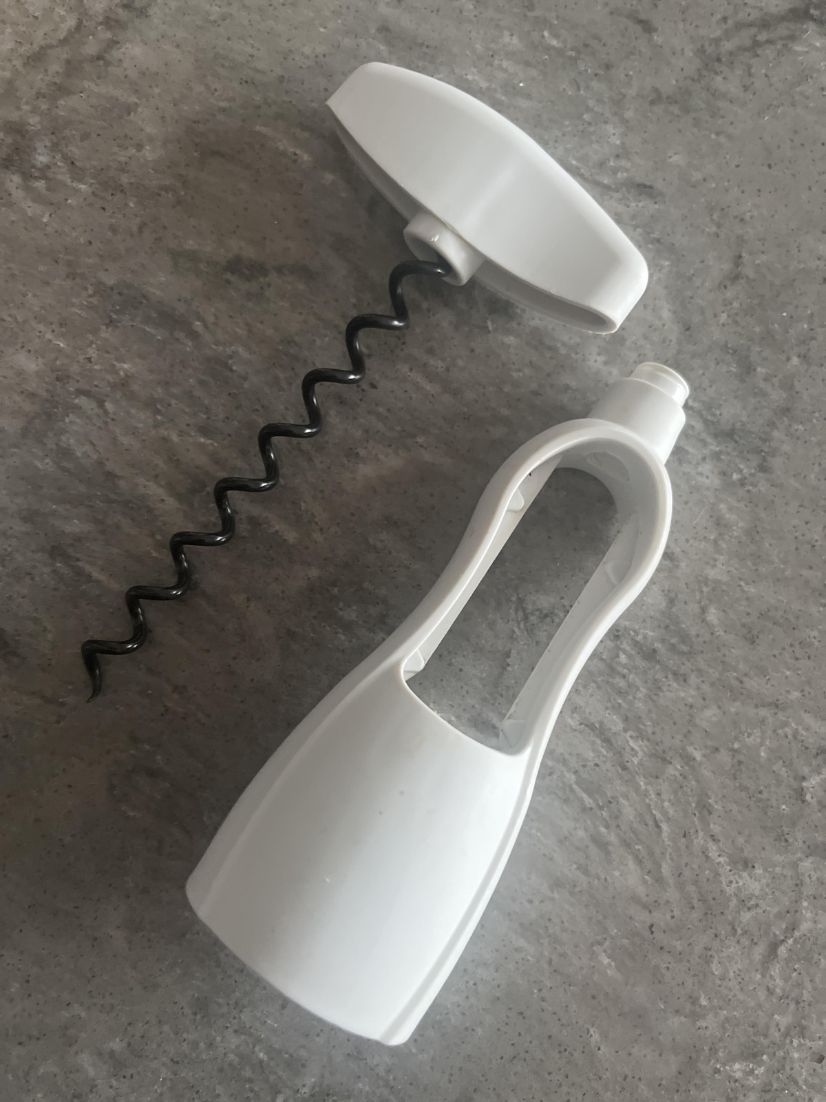 貝印の「KAI まわすと 抜ける コルク抜き KAI KITCHEN DH8217」は外して洗える