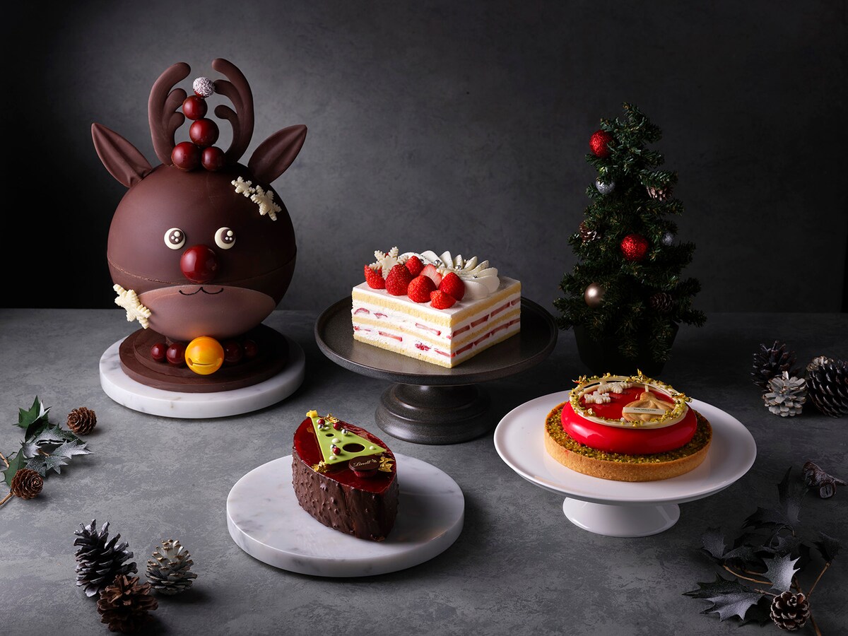手前から時計回りに、サパン ド ノエル ウィズ リンツチョコレート（税込8700円）、クリスマス ディアー ショコラ ウィズ リンツ チョコレート（税込3万円）、ガトー ド フレーズ（税込6800円）、ノエルルージュ タルト（税込7000円）（提供画像）