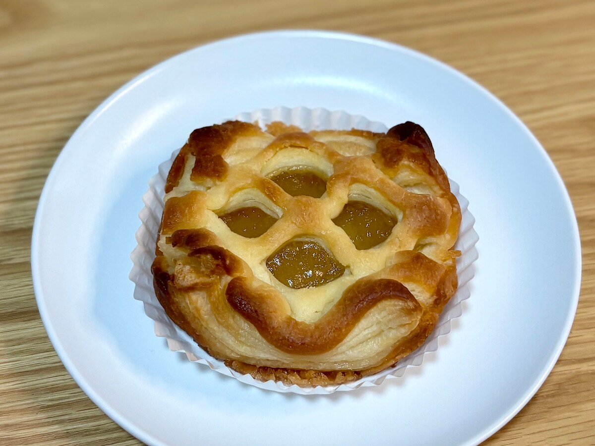 りんごフィリングがたっぷり詰まったアップルパイタルト。ひっくり返すと？