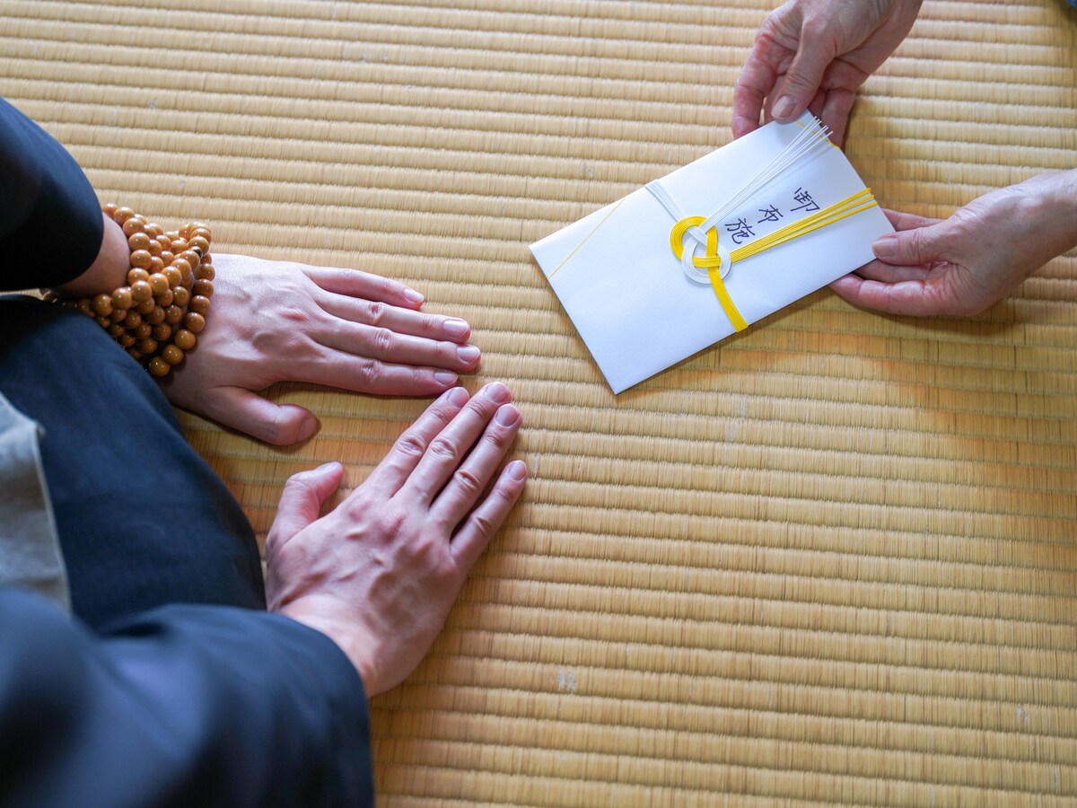 葬儀のお布施「お気持ちで」の言葉の裏にある不都合な真実とは？※画像出典：PIXTA