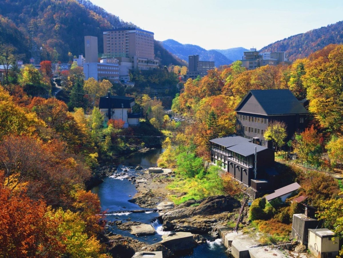 北海道屈指の名所として知られる定山渓の紅葉(北海道)※撮影:大谷修一