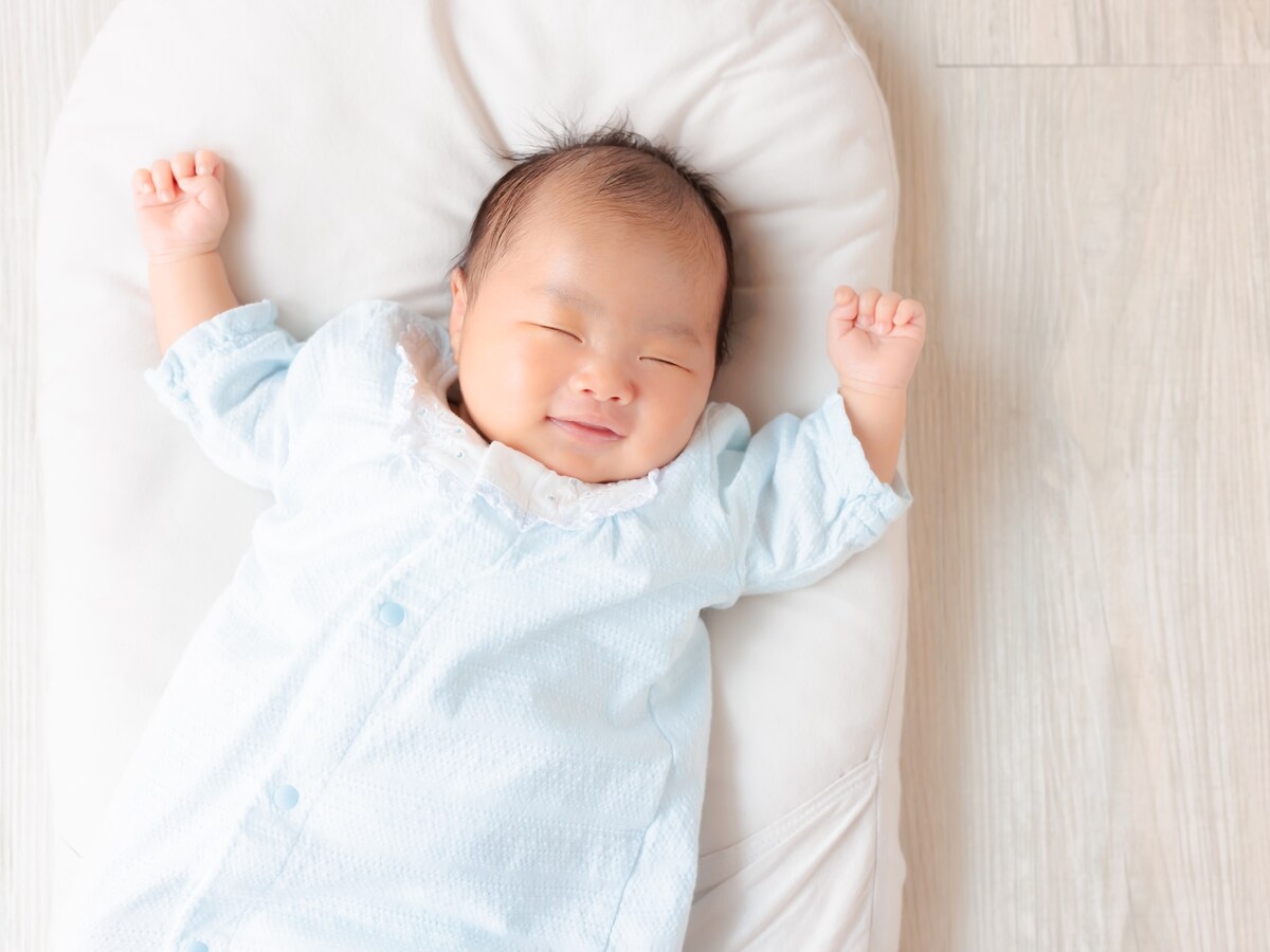すやすやと眠る赤ちゃんを「安らかに眠る」と表現したメディアに対し驚きの声が（画像：PIXTA）