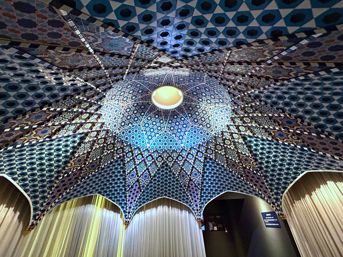 イスラームのタイル張りドーム天井