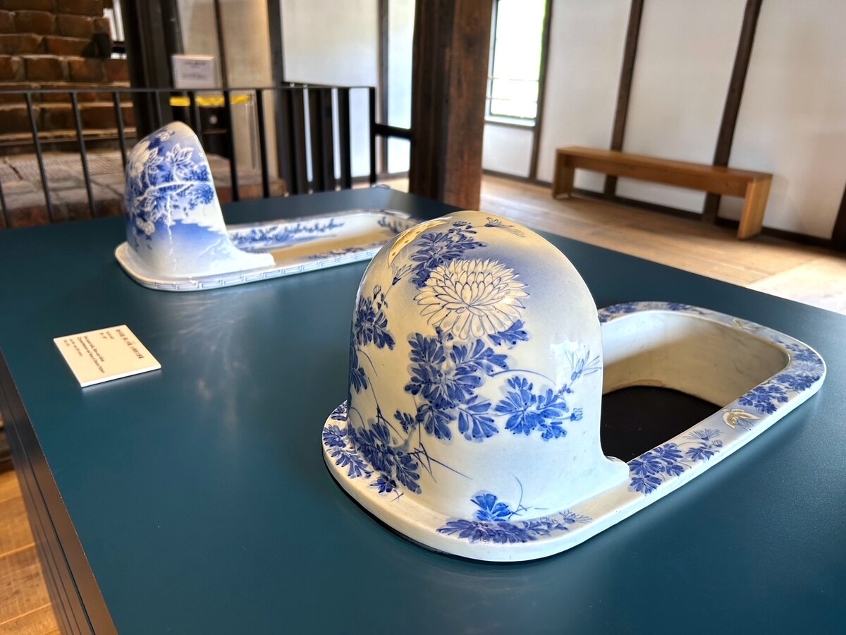 染付波に鶴図 小判形大便器(明治後期・瀬戸)