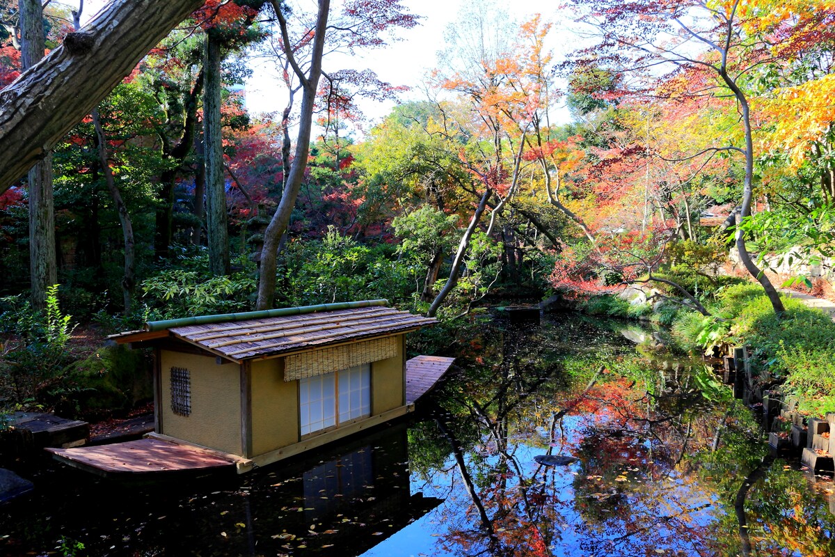 秋の紅葉庭園（根津美術館）の画像