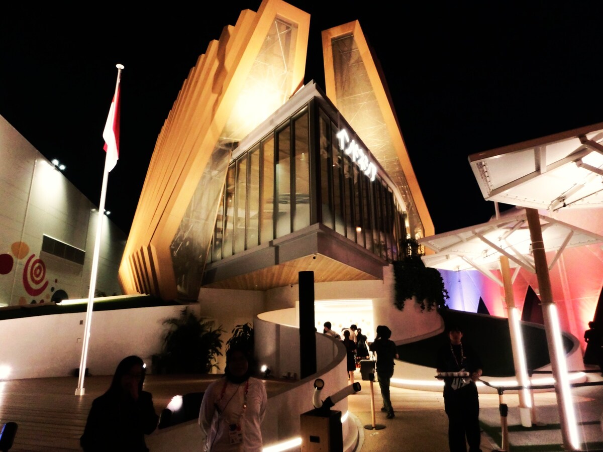 夜のインドネシア館。会期中盤から自然発生的？に始まった、入り口案内スタッフによる「ヨヤクナシ、ツメテクダサイ、ドウゾ！」の歌とダンスは万博名物の一つとなり、インターネット上ではヨヤクナシガールズ（ボーイズ）の異名までいただくほどの人気だった