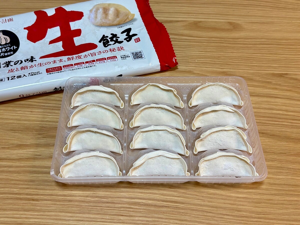 生餃子が12個入りで、冷凍のままフライパンで焼いて作るタイプです 