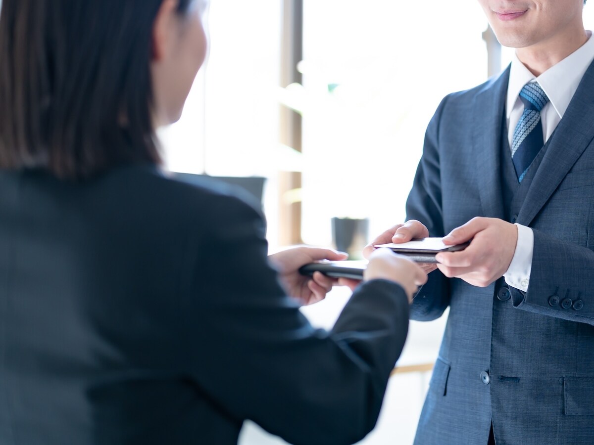 初対面で名刺交換すらしない人も（画像：shutterstock）