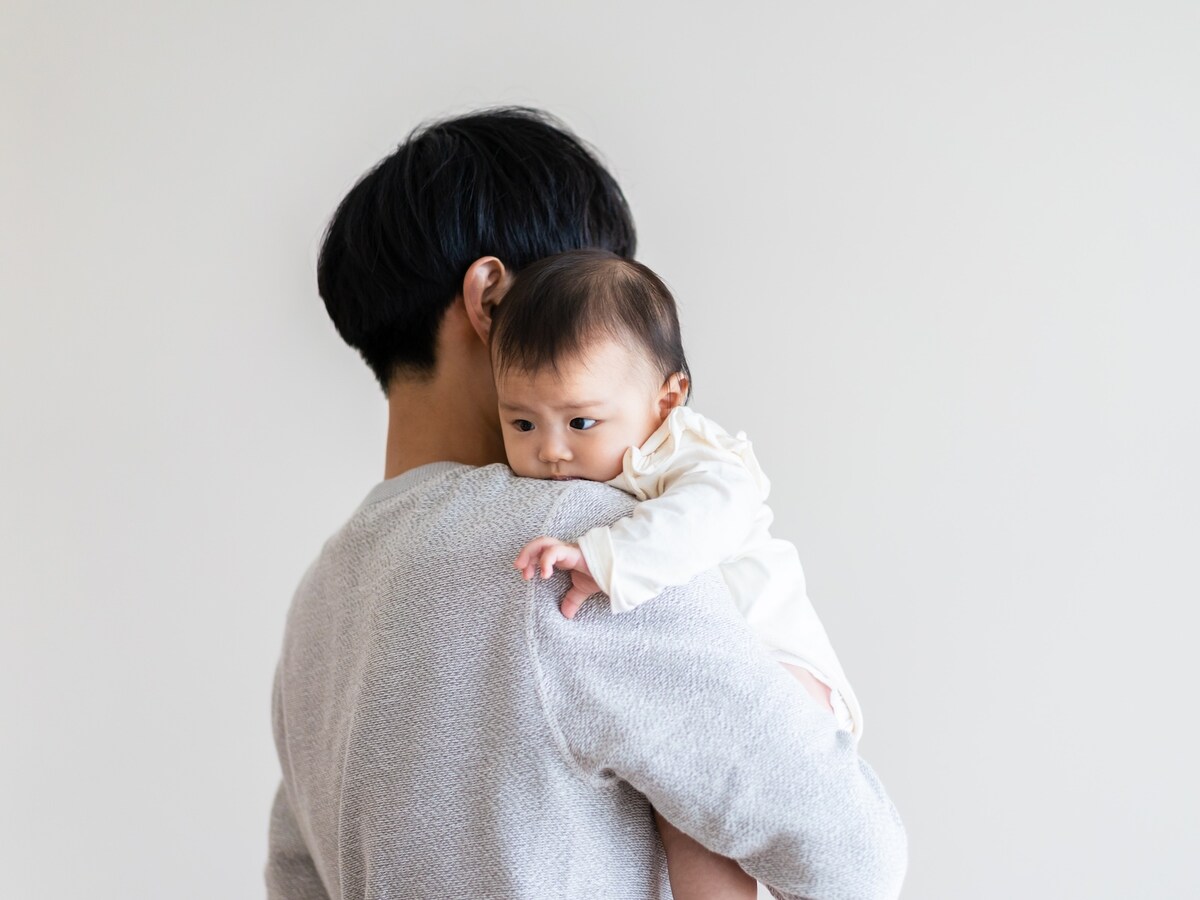 家事だけでも大変なのに育児もなんて……（画像：PIXTA）