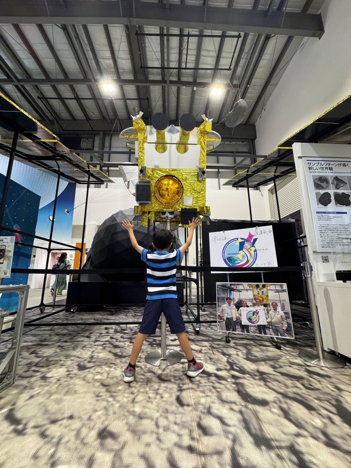 展示物を前に