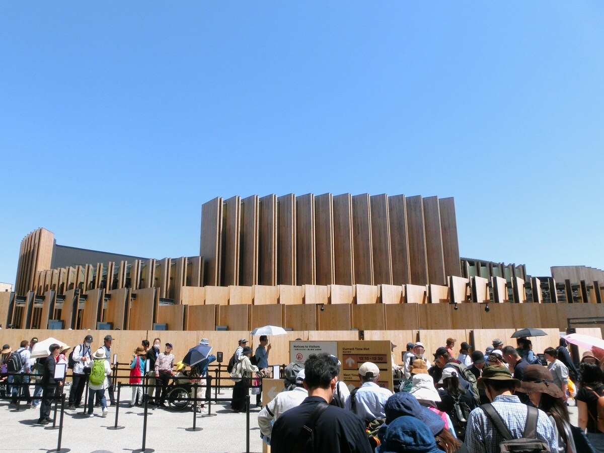 開催国の威信にかけて造られた日本館は事前予約制。「火星の石」を含む目を見張る展示内容のみならず、予約なしで並べる時間帯の設定の他、当日枠をいわゆる“ガンダム方式”で配分するなど、抽選に外れた人への配慮が感じられるパビリオンだった
