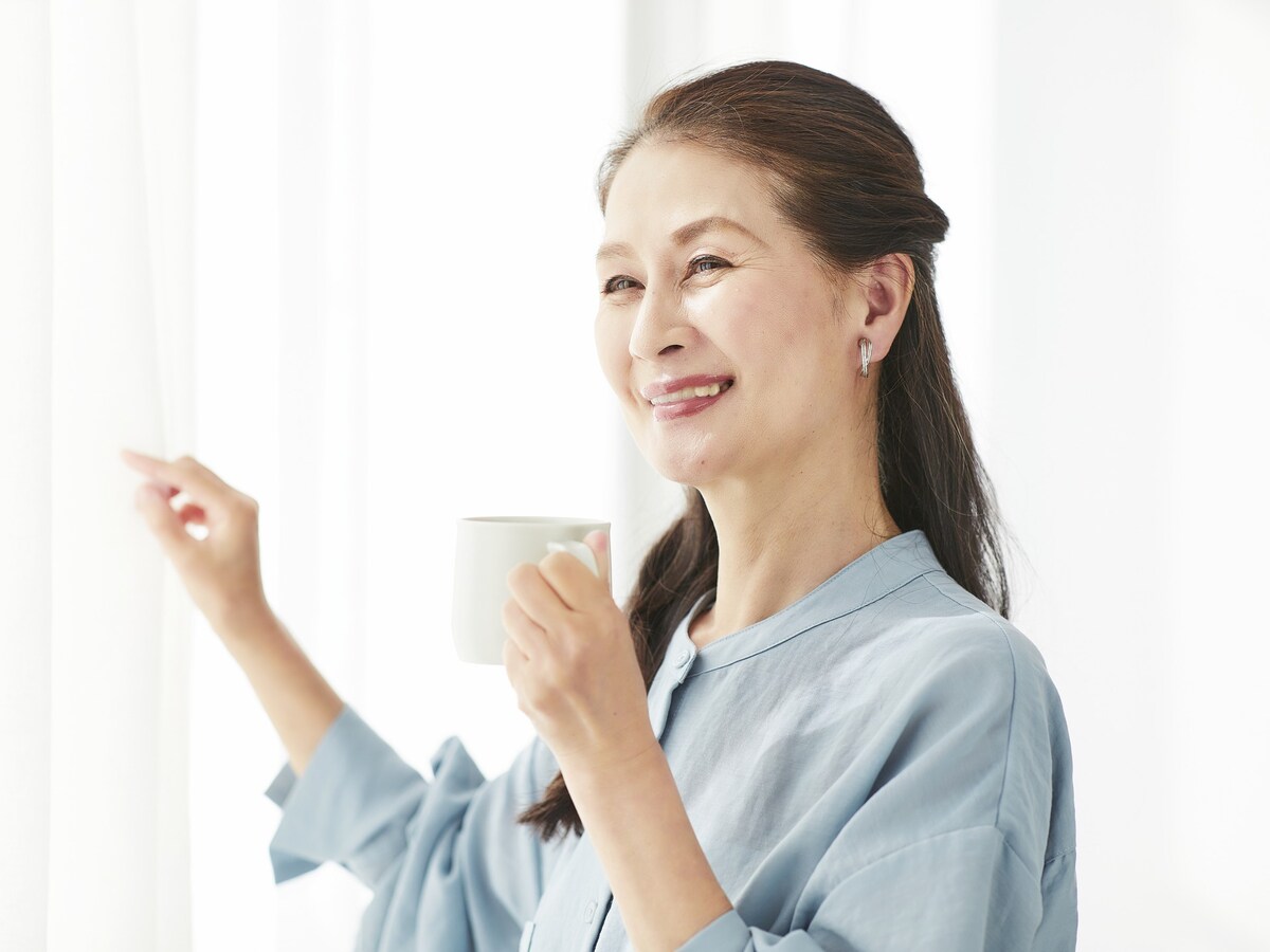 65歳からの"ソロ活"デビュー！映画・カラオケ・マンガ喫茶のシニア割まとめ※画像：amanaimages