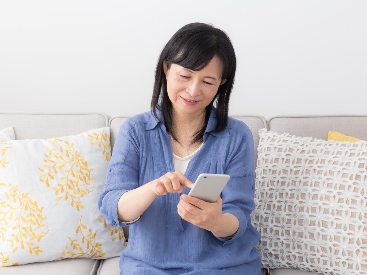 スマホが使えないと損する？シニアが給付金・割引情報を逃さないコツ※画像：amanaimages