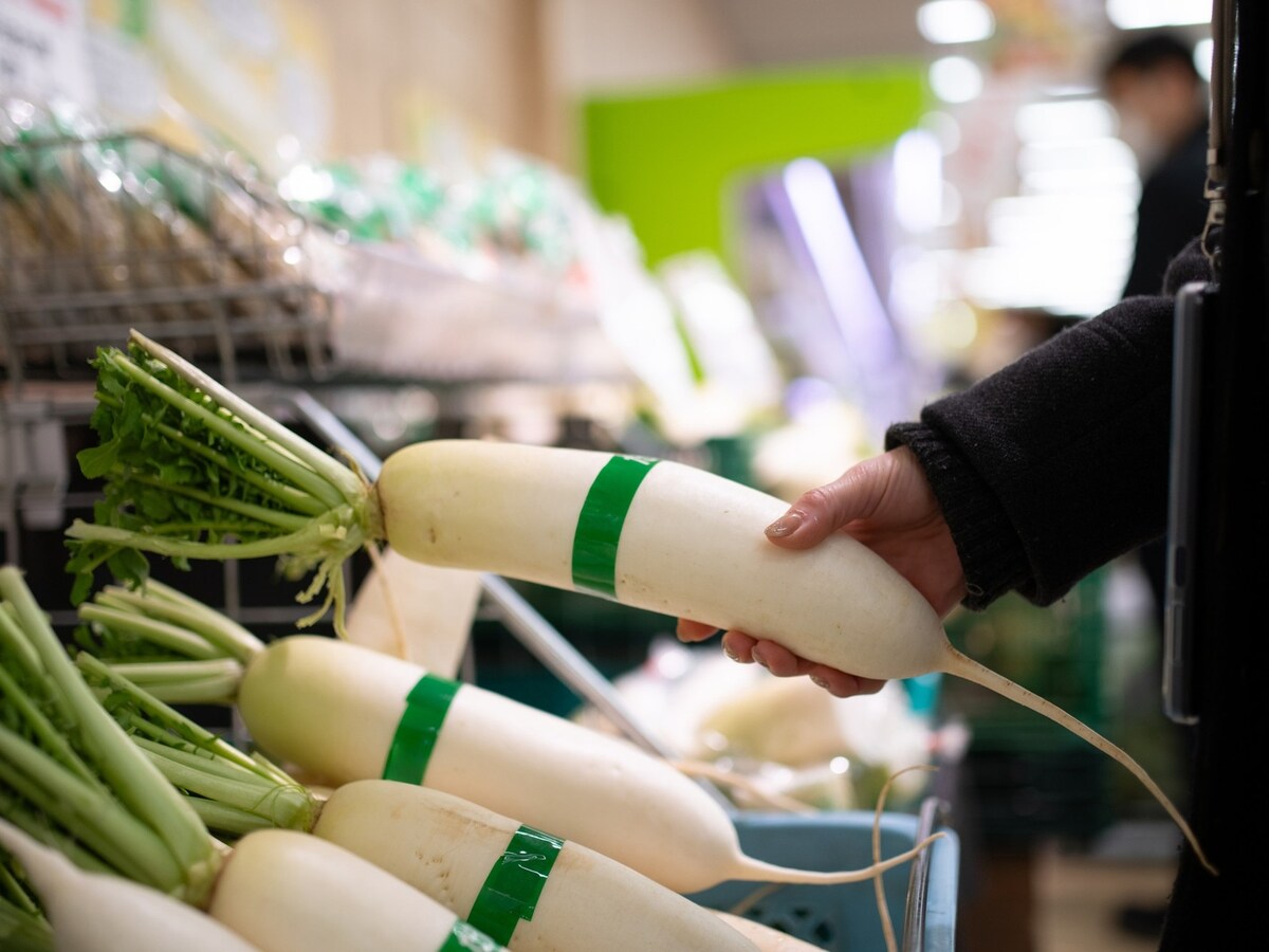 せっかく買うなら少しでも安く買いたいから、何軒もスーパーをはしごしたけれど…… ※画像：PIXTA