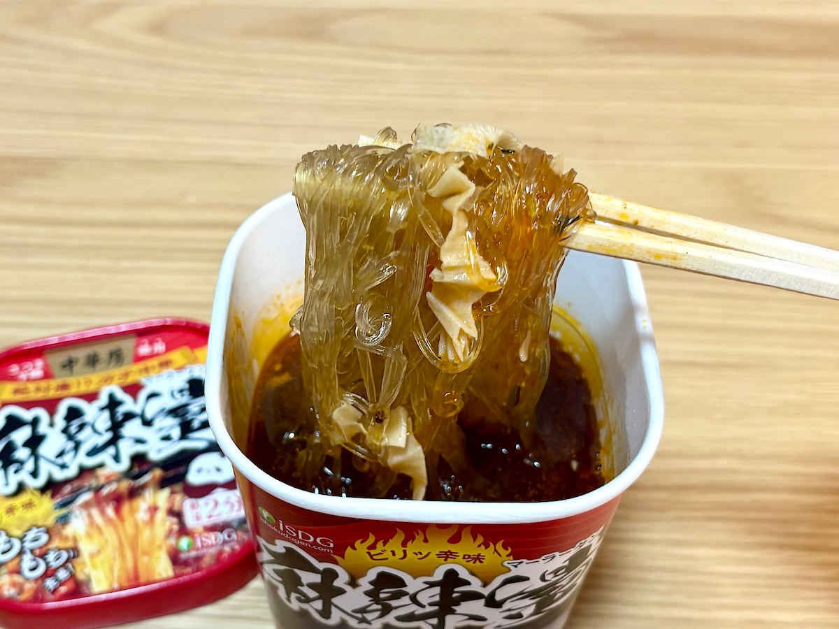麺がもちもち！ かやくには珍しい湯葉がアクセントになっていて美味です
