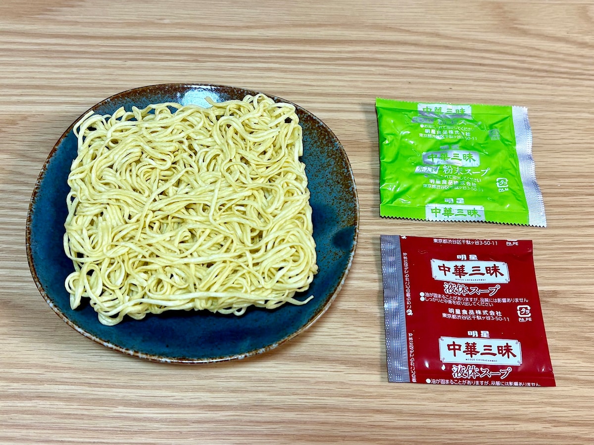 袋の中には、ノンフライ麺、粉末スープ、液体スープが入っています   
