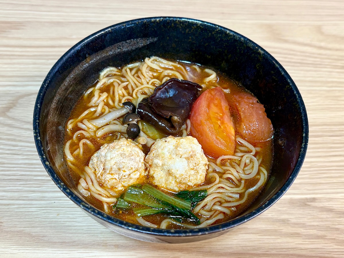 筆者は、鶏団子、トマト、きくらげ、しめじ、ちんげん菜をトッピングしました！ 