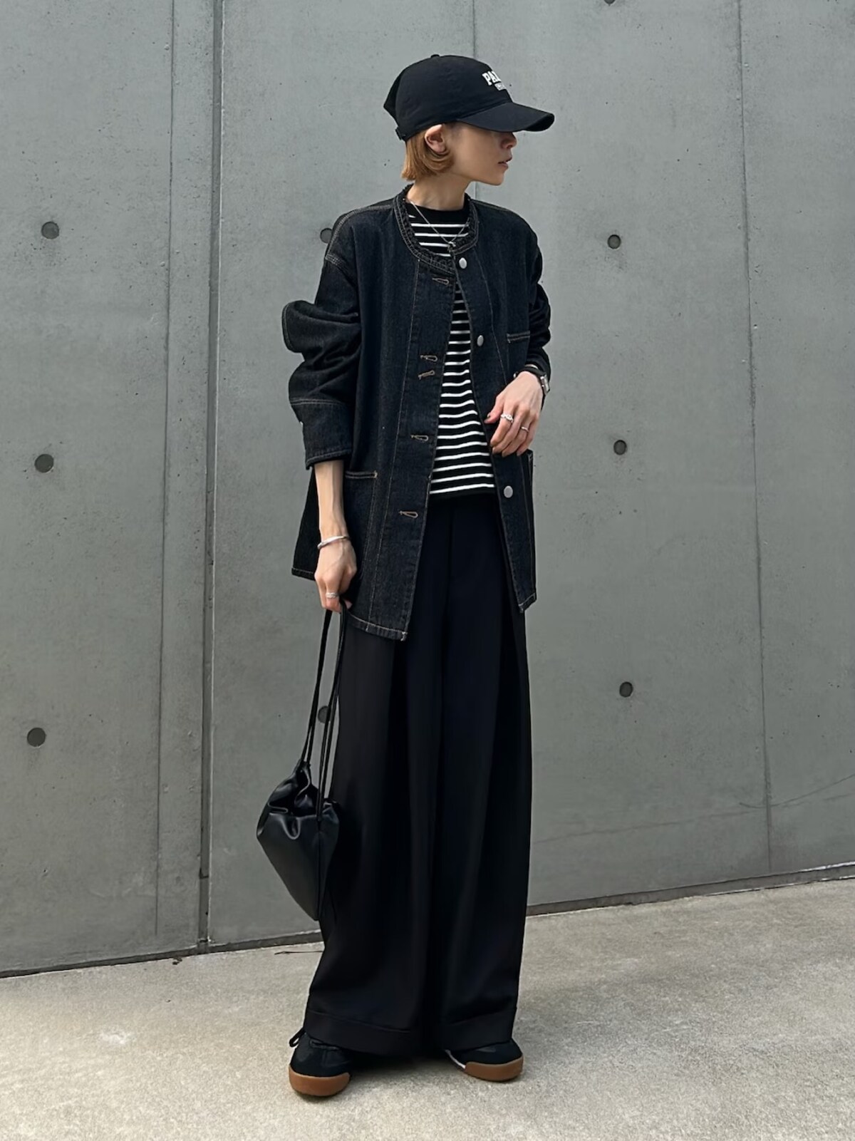 シックでおしゃれなデザインがプチプラ、と話題のスニーカー　出典：WEAR