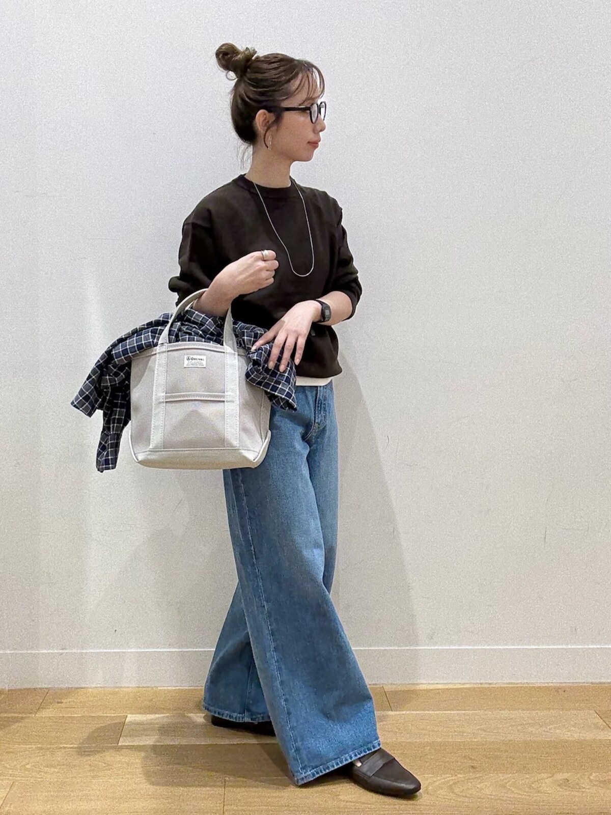 ブラウンニット＆デニムは誰でもトライしやすい組み合わせ　出典：WEAR