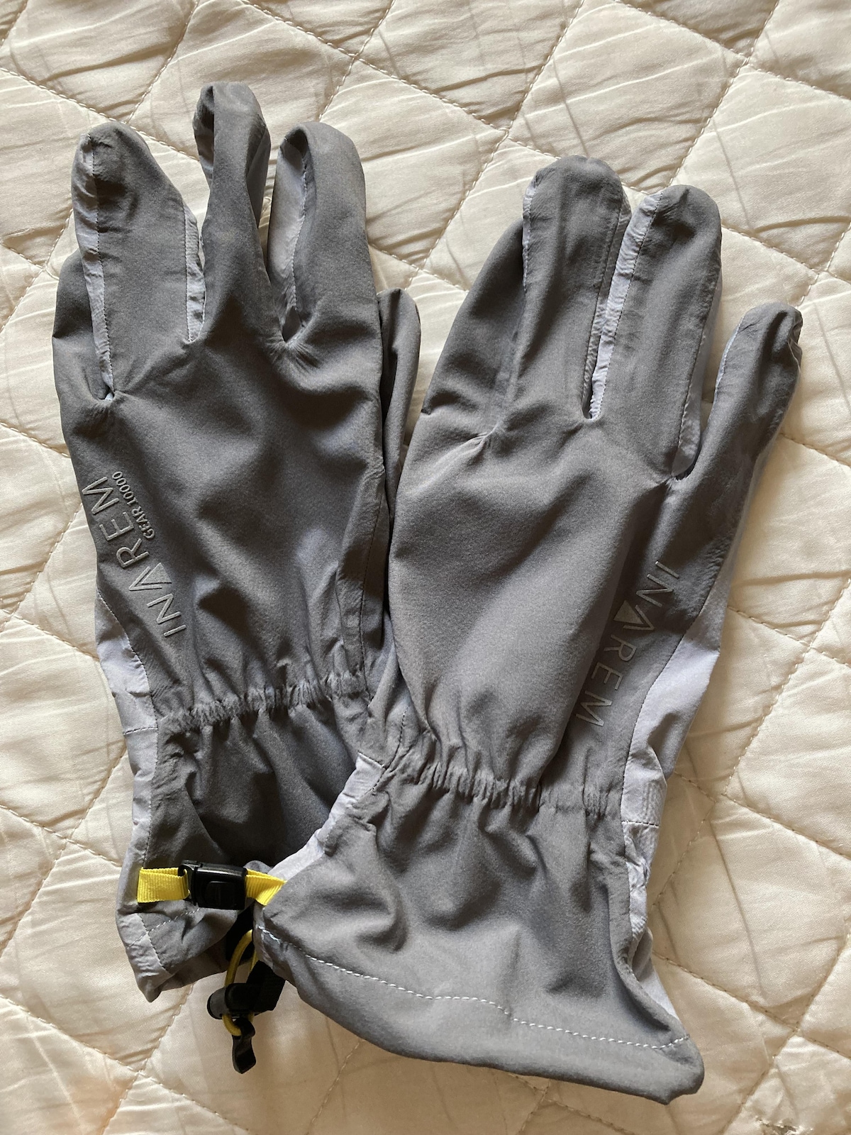 ワークマンの「イナレム ギアレイングローブ」は防水素材を使用