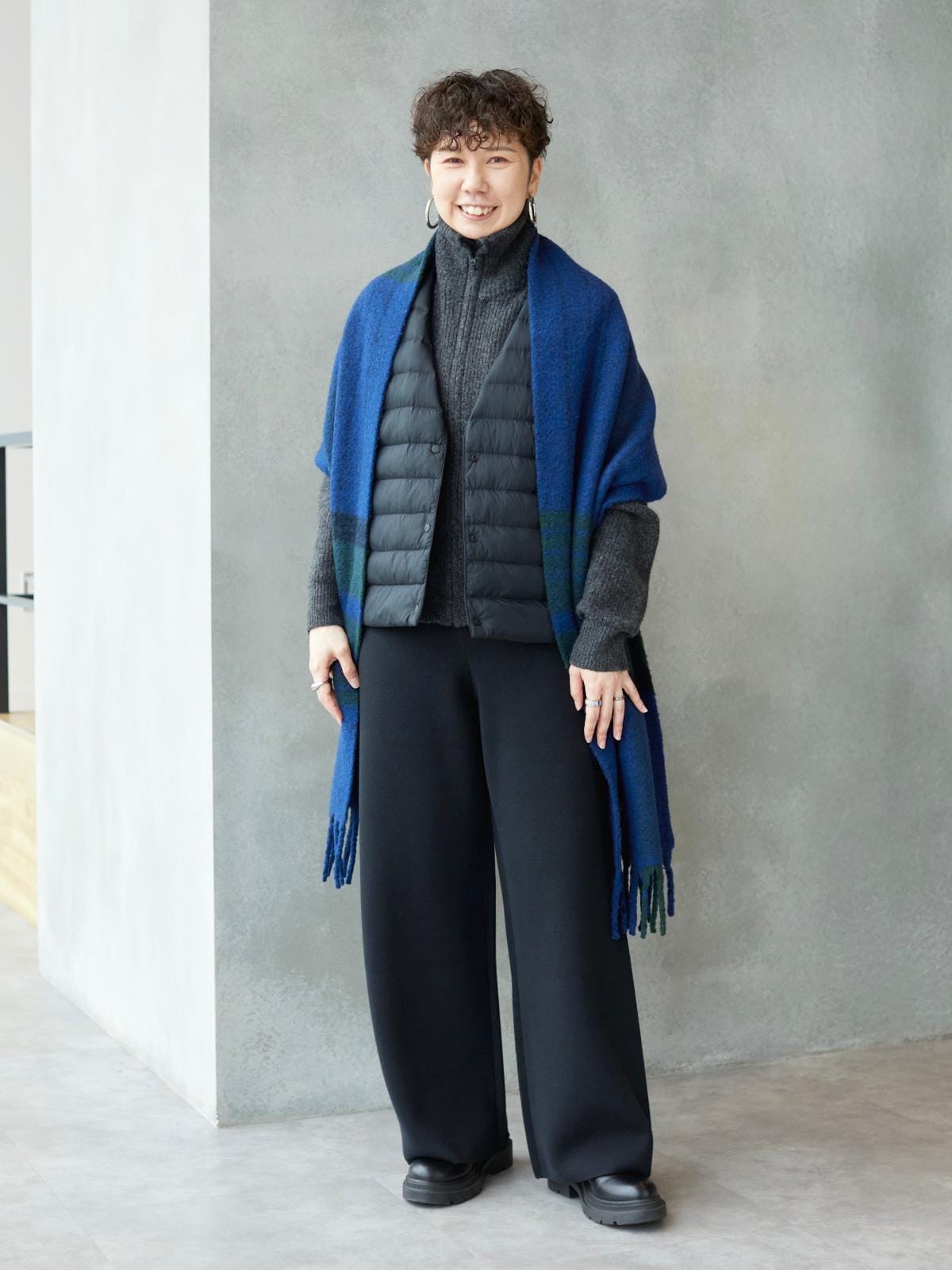 首もとを折りたたみ、Vネック風にすっきり着るアレンジもおすすめ　出典：StyleHint