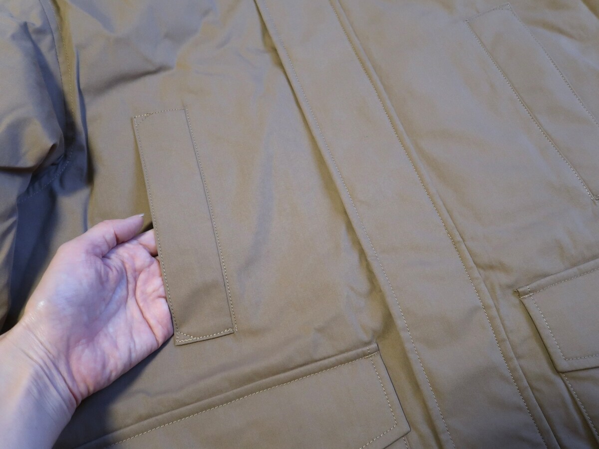 フロント部分の上部には差し込み式ポケットがついています