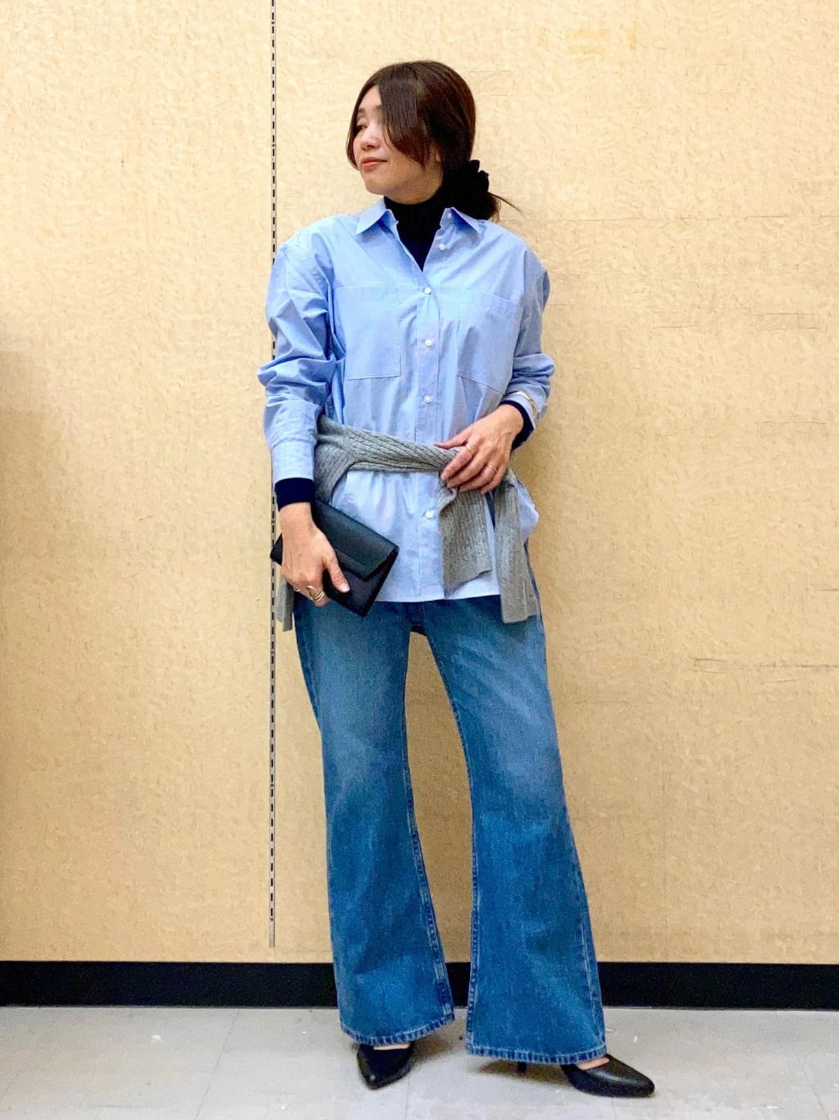 ブーツカットは膝下を長く見せてくれます　出典：StyleHint​​​​​​​