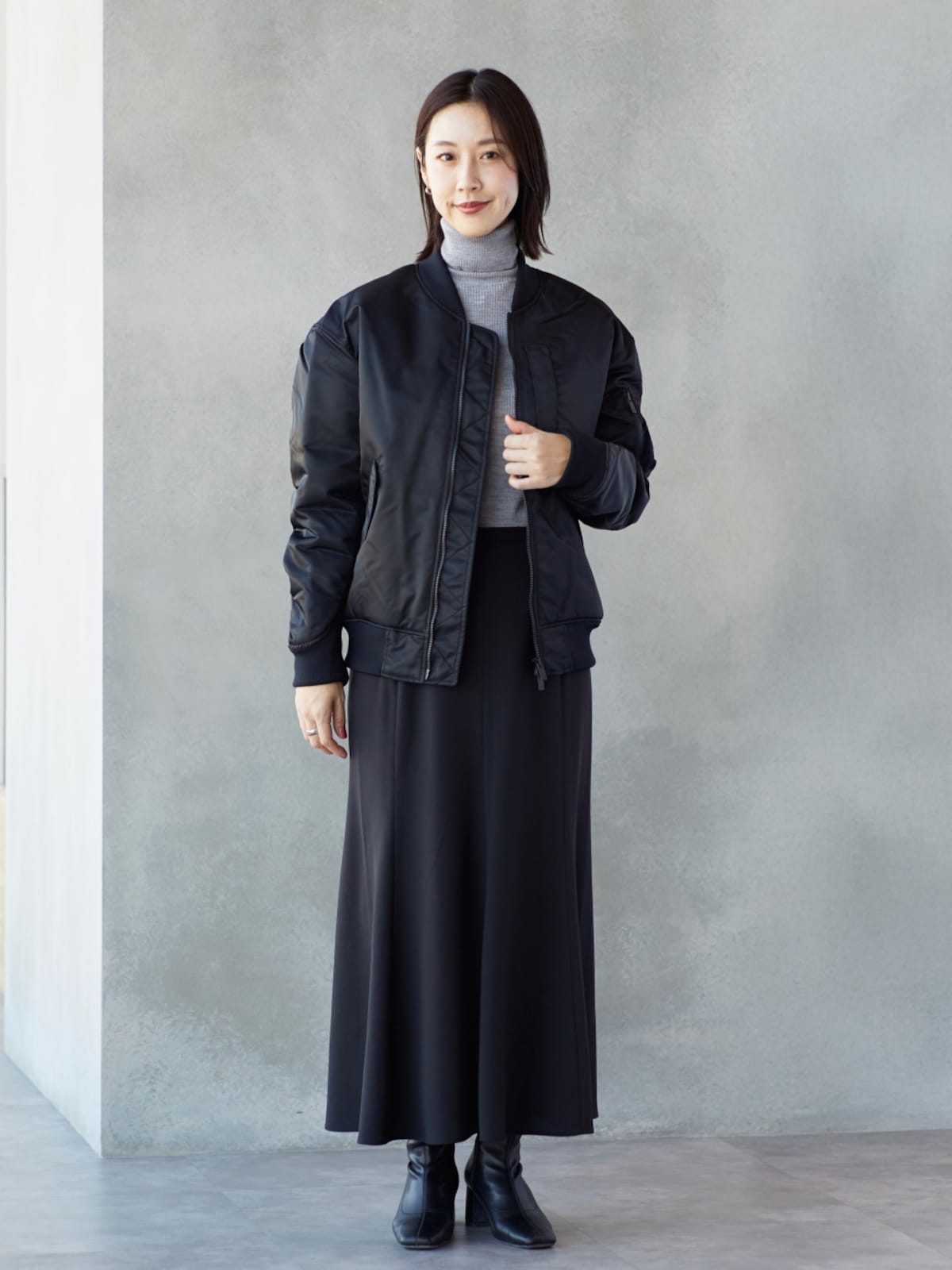 美シルエットでブラックコーデもフェミニンに仕上がります　出典：StyleHint