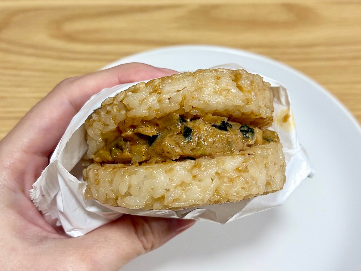 お肉たっぷりなピリ辛の胡麻担々味。もち麦ライスとの相性も◎ 