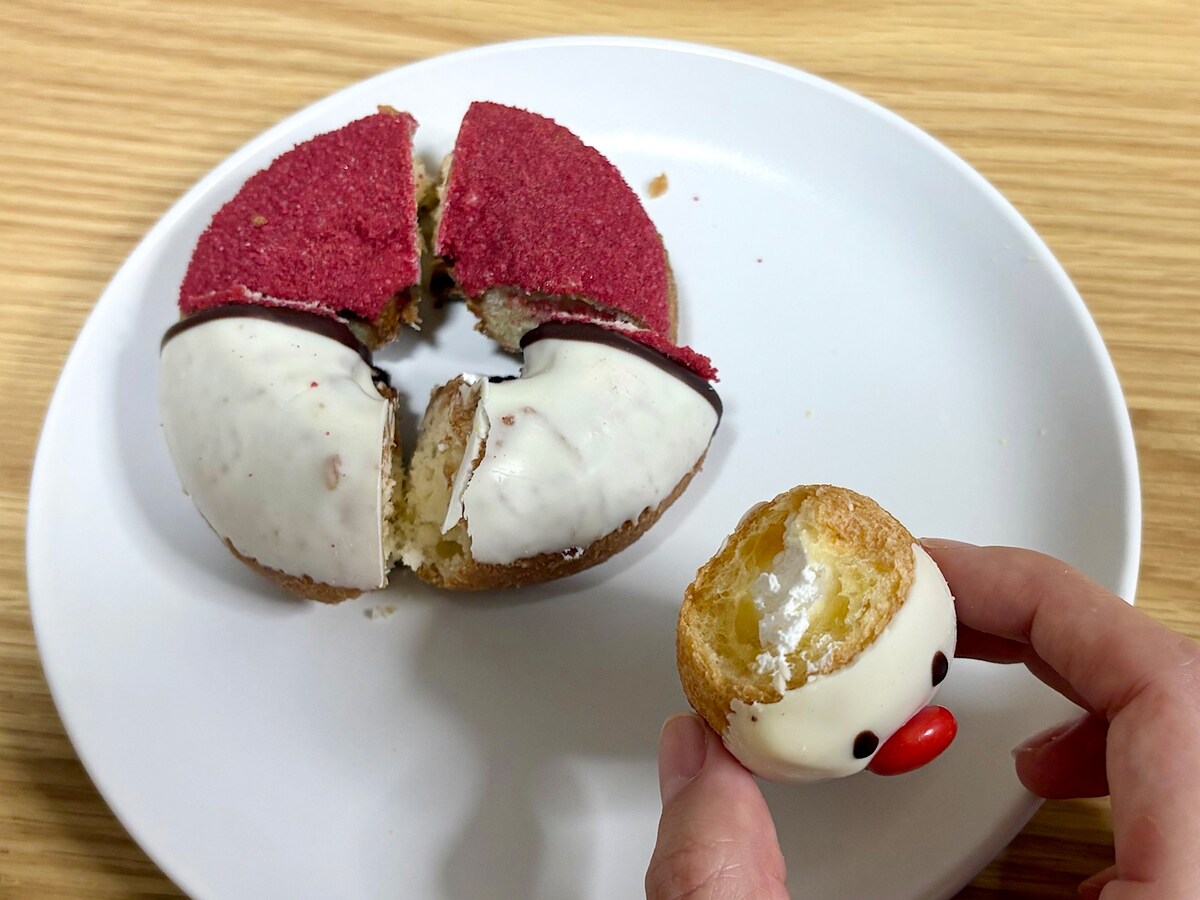 食べる箇所で味わいが異なっていて楽しい。 顔の中にはホイップクリームが入っています 
