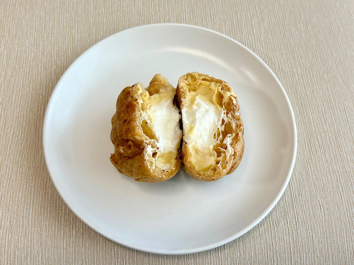 半分にカットしてみました！ 2種類のクリームがたっぷりと詰まっていることがわかります 