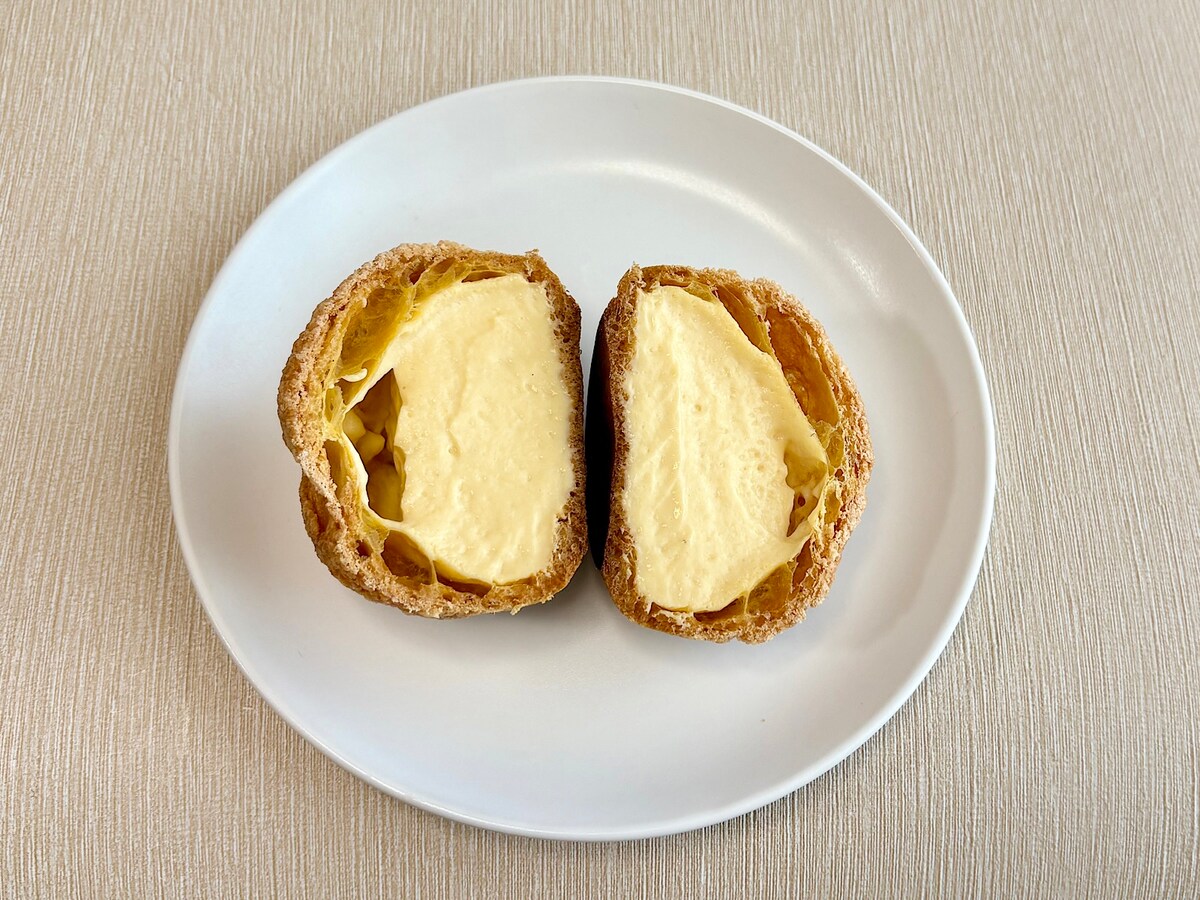 こちらが断面図。濃厚なカスタード生クリームがぜいたくに詰まっています   